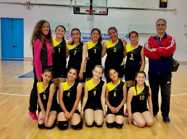 Küçük Kız Voleybol Takımımız Söke Atatürk Ortaokulunu 2-0 yenmiştir